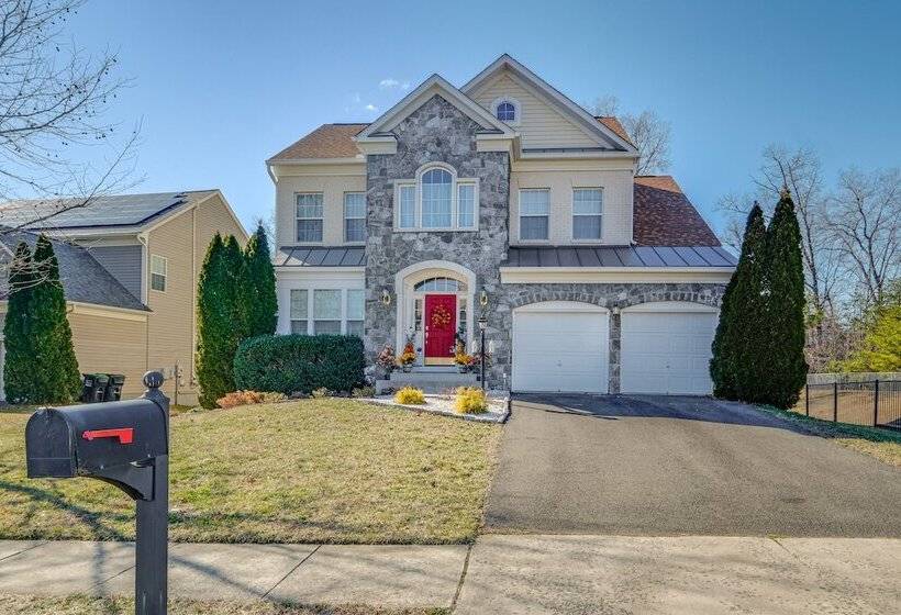 Spacious Woodbridge Home Near Leesylvania Park!