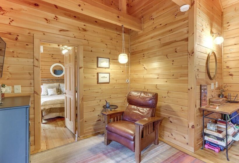 Toccoa Waterfront Hideaway:  Hot Tub & Fire Pit!