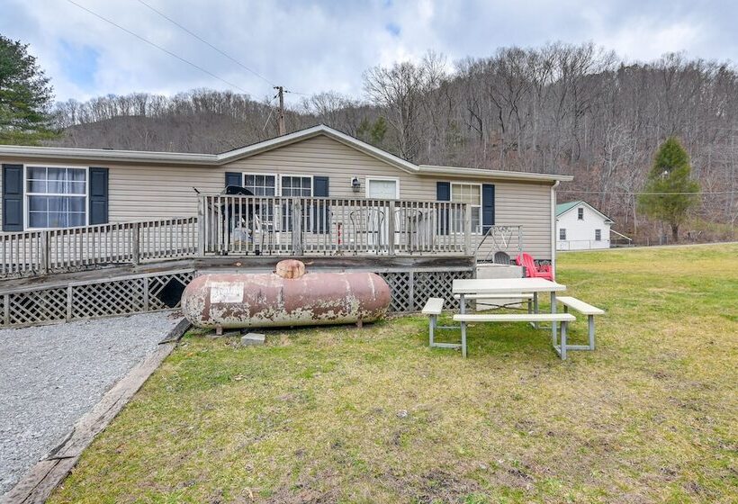 West Virginia Home Near Hatfield And Mccoy Trails!