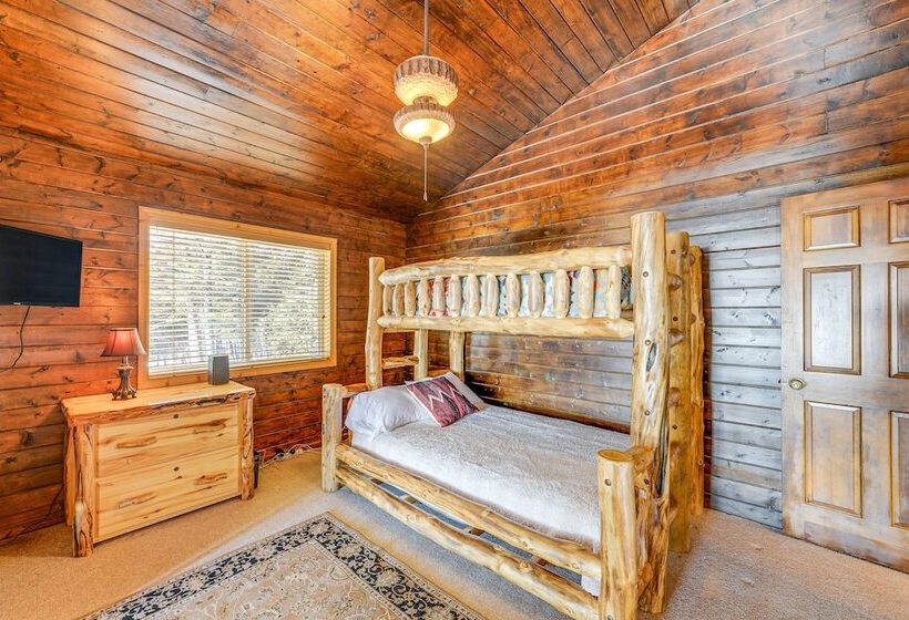 Wyoming Cabin W/ Hot Tub & Mountain View Deck