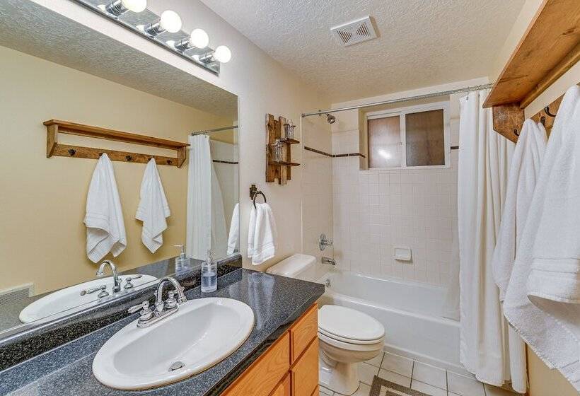 Wyoming Cabin W/ Hot Tub & Mountain View Deck