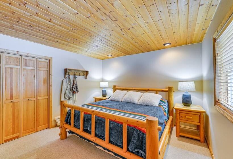 Wyoming Cabin W/ Hot Tub & Mountain View Deck