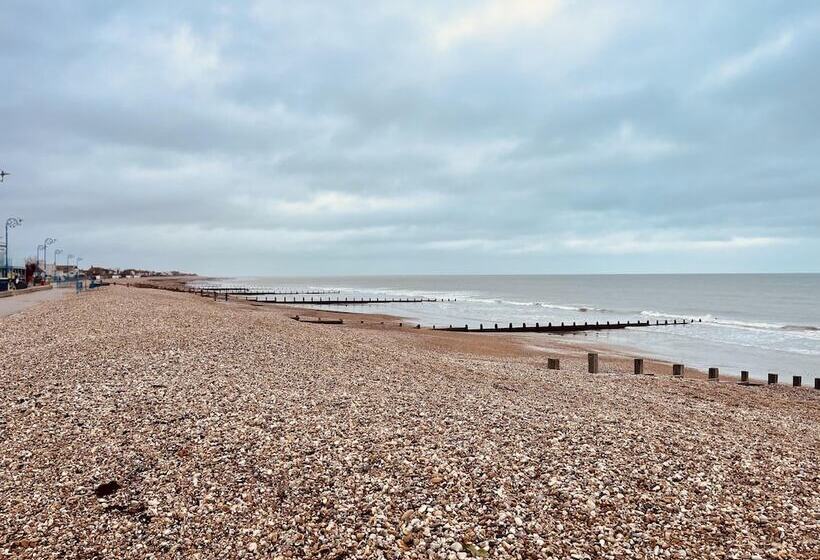 Beautiful Cosy Garden Cabin, 5min Walk To Beach