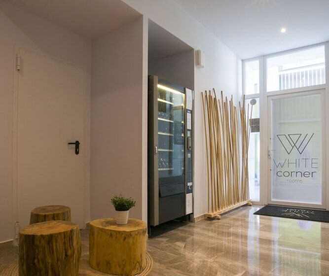 تختخواب و صبحانه White Corner