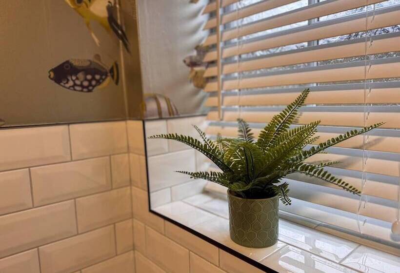 Captivating 3 Bed Cottage In Saltaire