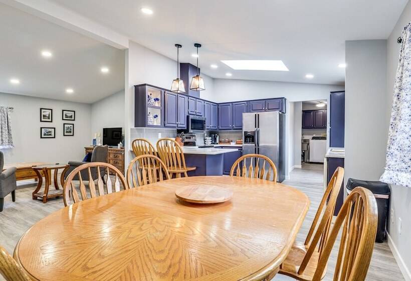 Charming Stayton Home W/ Deck + Smart Tv!