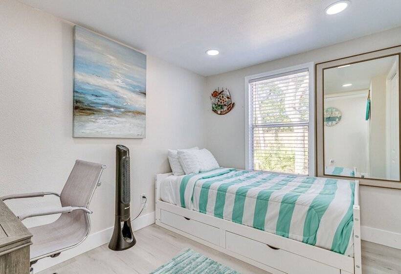 Gulf Breeze Home W/ Deck: Walk To Public Boat Ramp