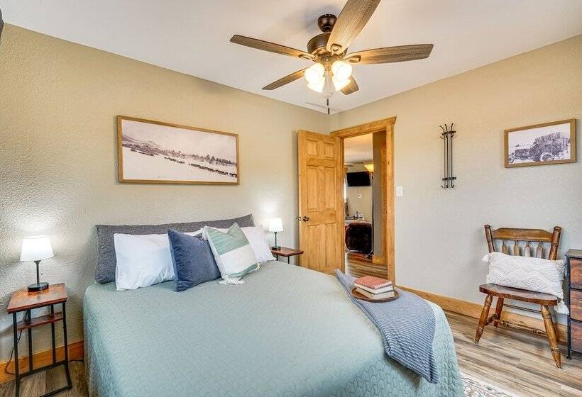 Idyllic Rye Cabin: Deck W/ Mountain Views!