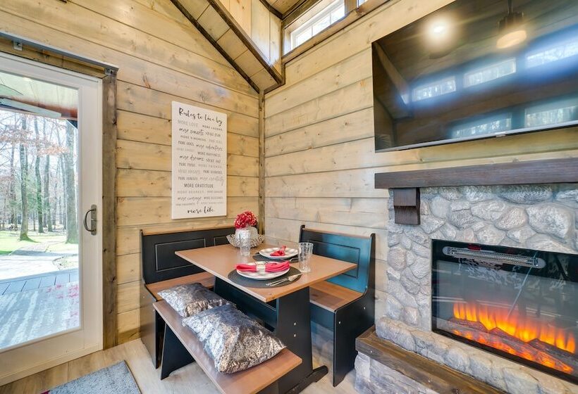 Pet Friendly Broken Bow Cabin: Hot Tub & Fireplace