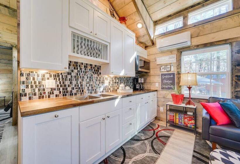 Pet Friendly Broken Bow Cabin: Hot Tub & Fireplace