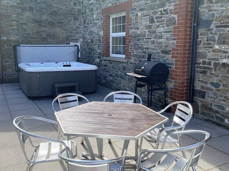 Резиденция Brecon Beacons Luxury 7 Bed House With Hottub