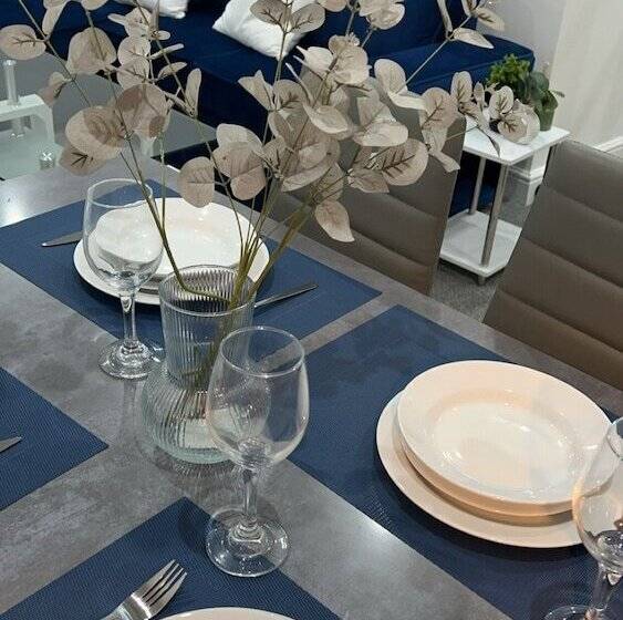 إقامة Charming 3 Bed House In Staines