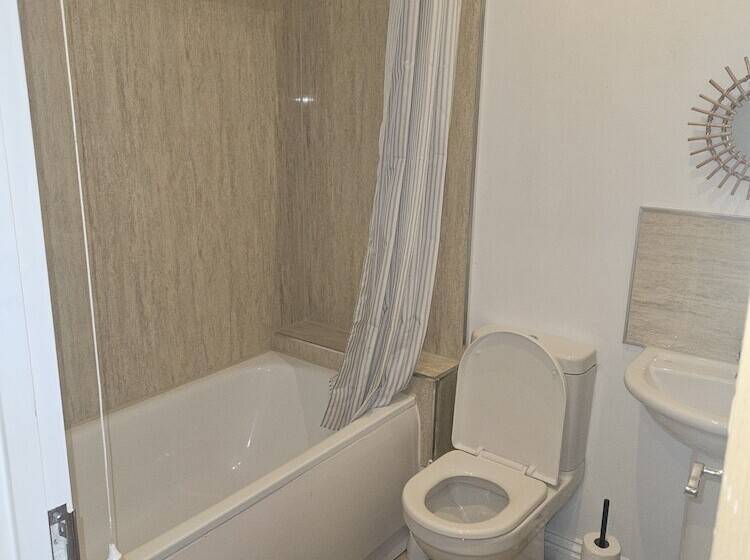 اقامتگاه Impeccable 2 Bed House In Basildon