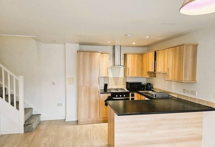 اقامتگاه Impeccable 2 Bed House In Basildon