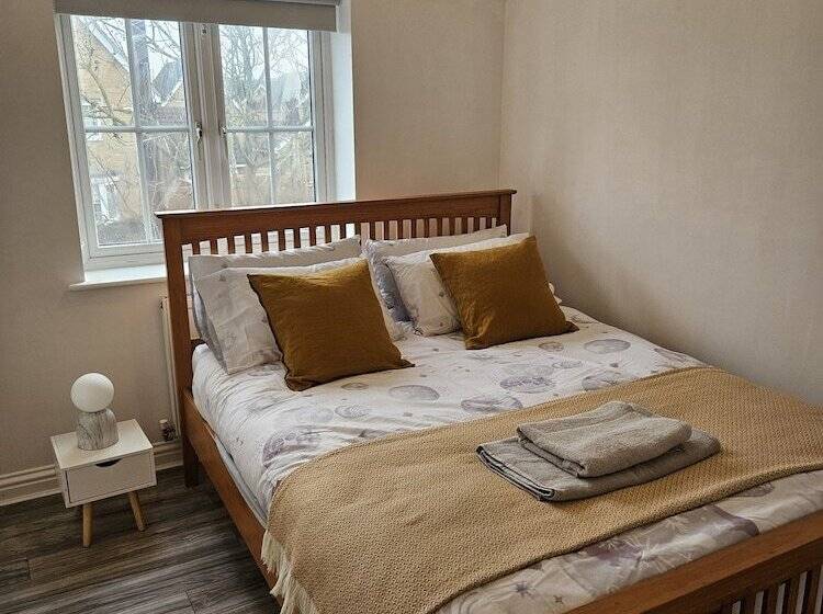 اقامتگاه Impeccable 2 Bed House In Basildon