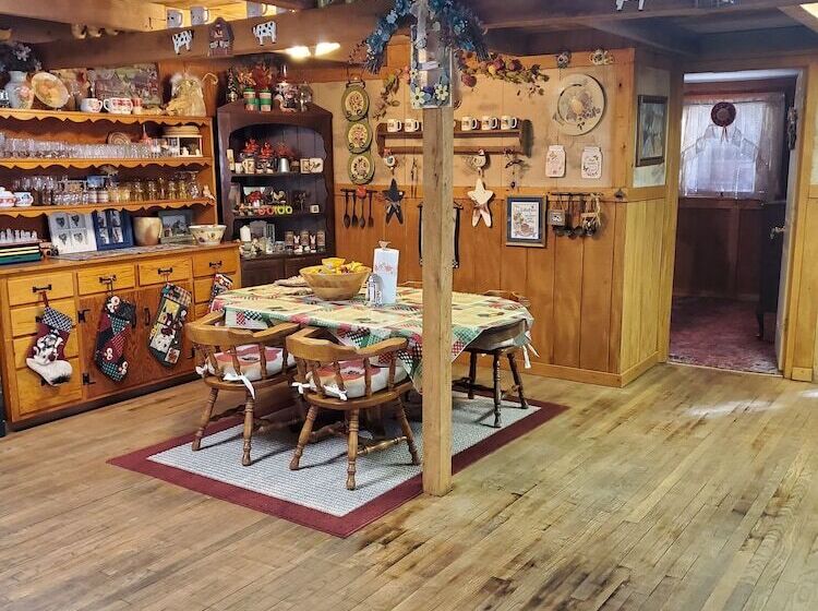 住宿加早餐  Kennedys Red Barn Inn