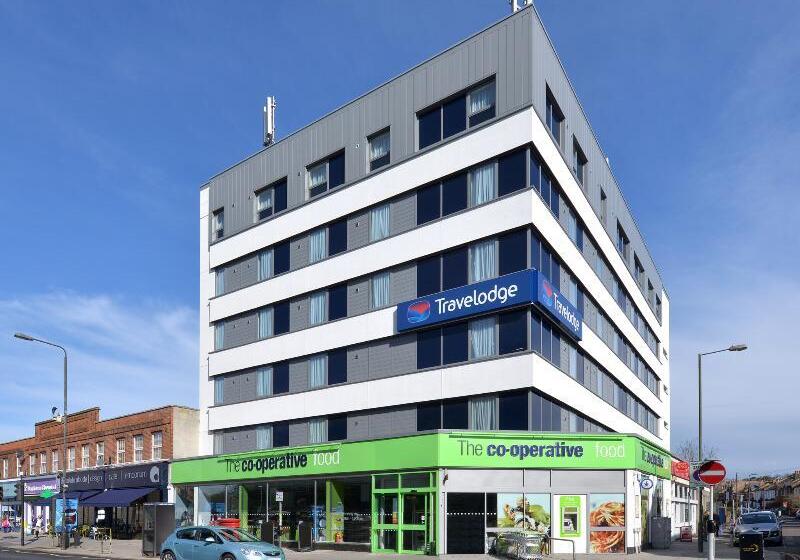 Отель Travelodge London Raynes Park