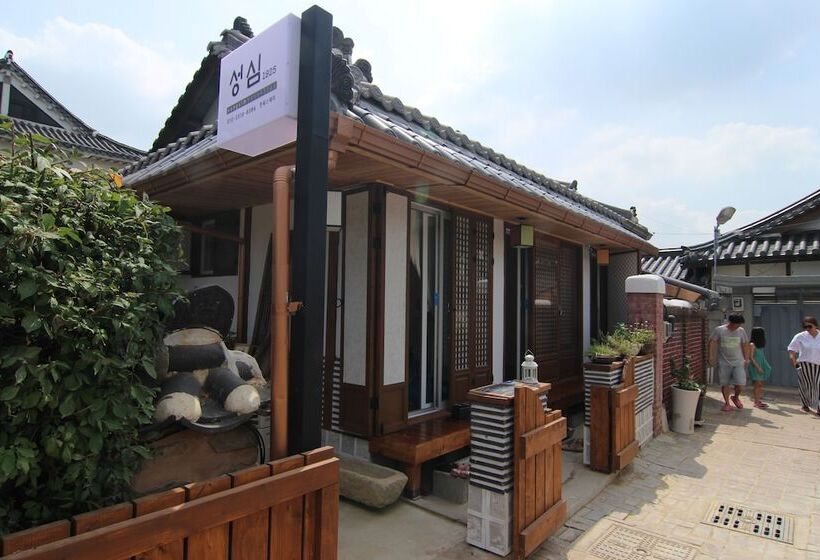 פנסיון Sungsim Hanok Guesthouse