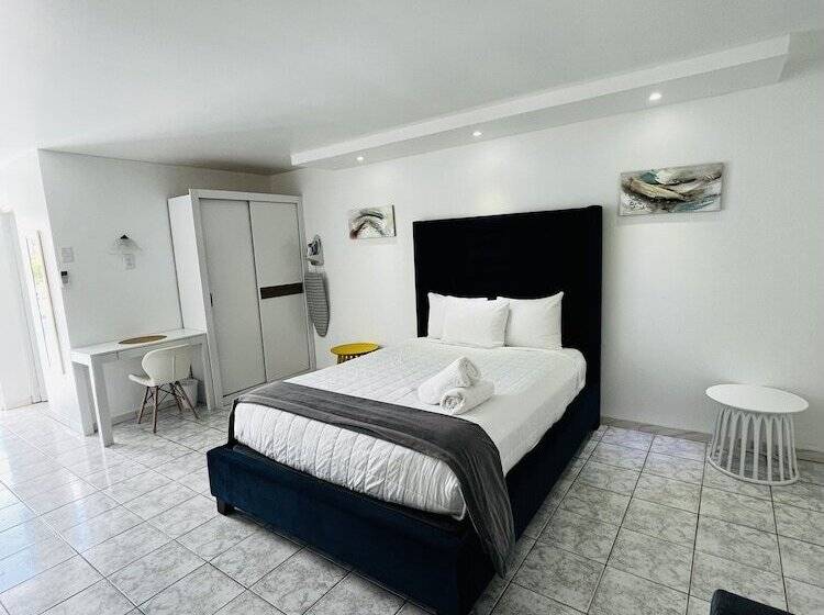 هتل Douglas Highway