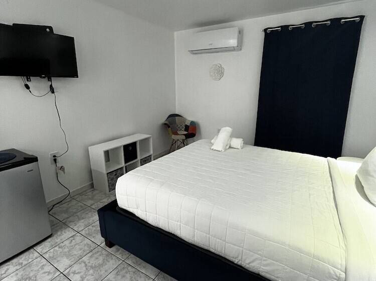 هتل Douglas Highway