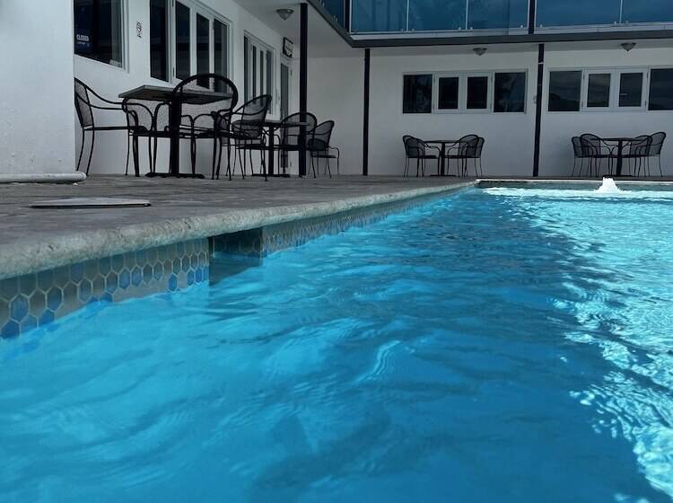 هتل Douglas Highway