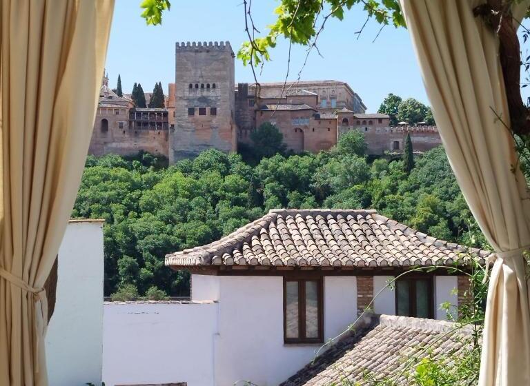 تختخواب و صبحانه Suite Comares