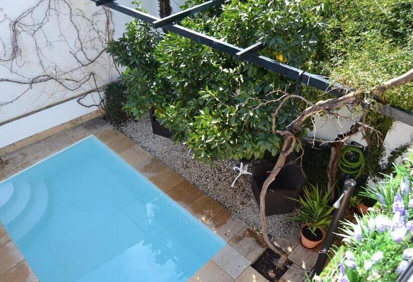 تختخواب و صبحانه Suite Comares