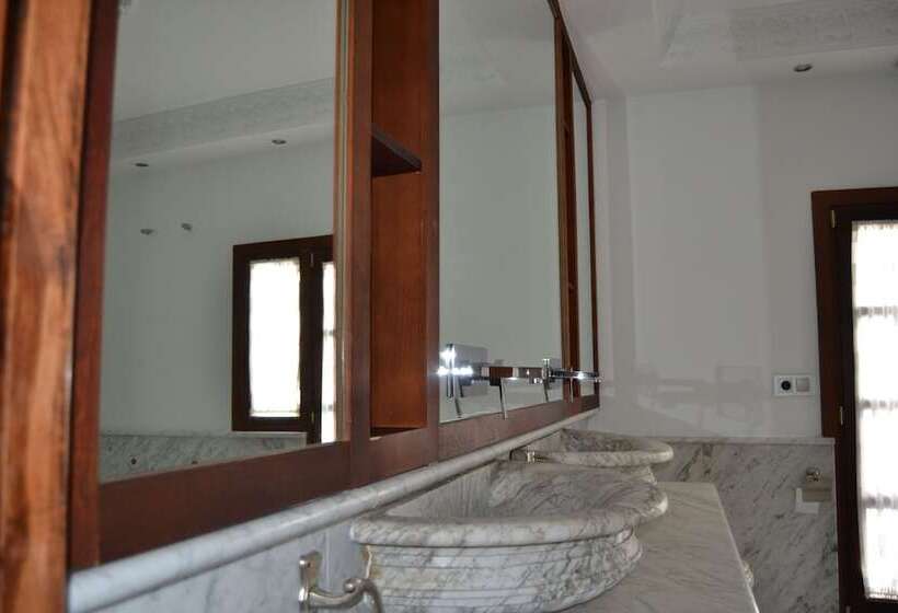 تختخواب و صبحانه Suite Comares