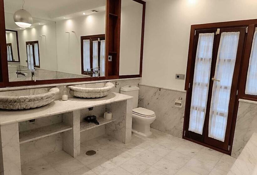 تختخواب و صبحانه Suite Comares