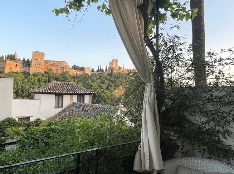 تختخواب و صبحانه Suite Comares