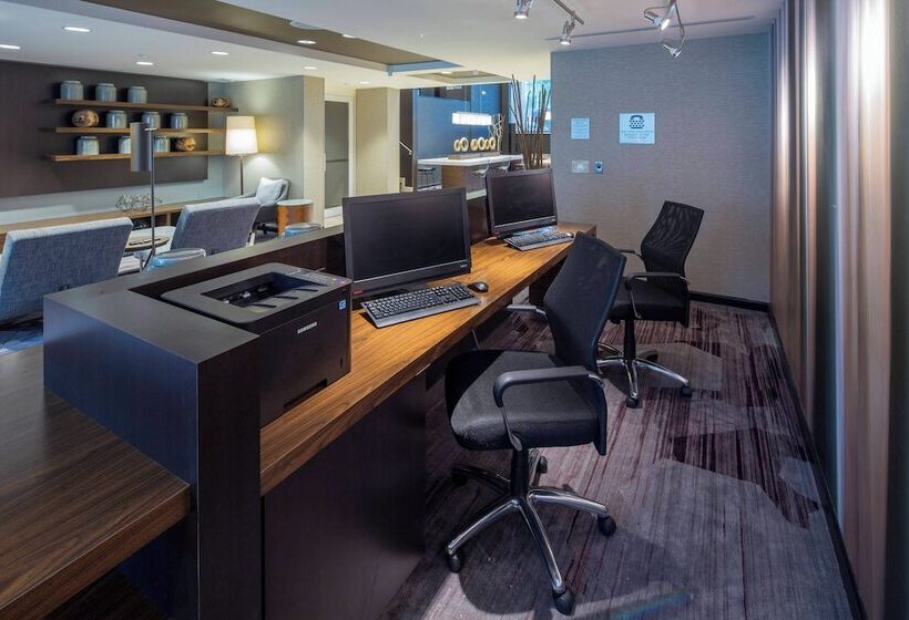 هتل Courtyard By Marriott New York Queens/fresh Meadows