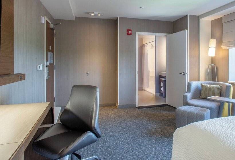 هتل Courtyard By Marriott New York Queens/fresh Meadows