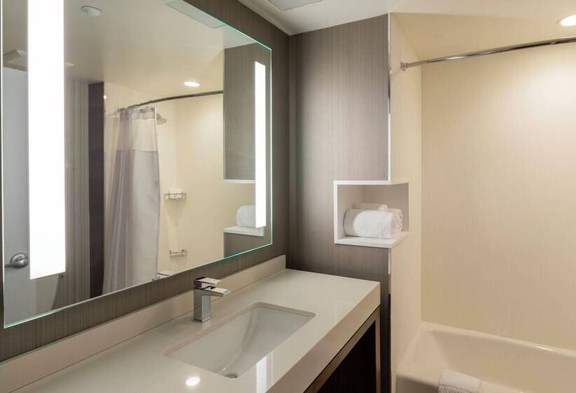 هتل Courtyard By Marriott New York Queens/fresh Meadows