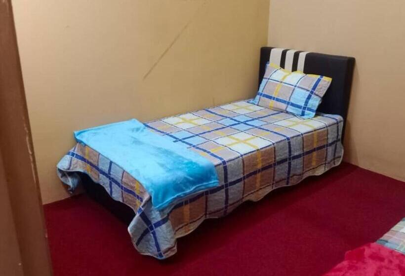 بنسيون Aqiza Home Kuala Krai