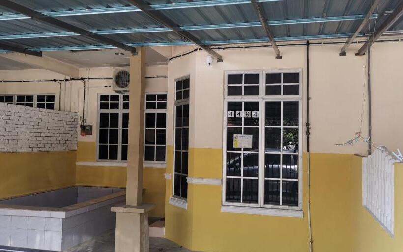 بنسيون Aqiza Home Kuala Krai