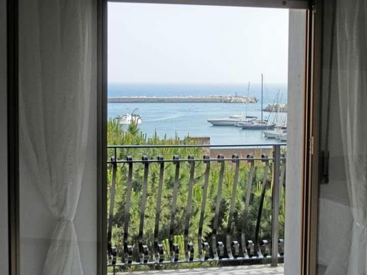 تختخواب و صبحانه Suite Fronte Mare