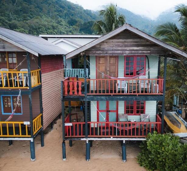 استراحتگاه Beachfront Hut Upstairs Astra   Beach Shack Chalet