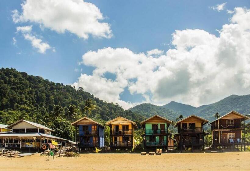 استراحتگاه Beachfront Hut Upstairs Astra   Beach Shack Chalet