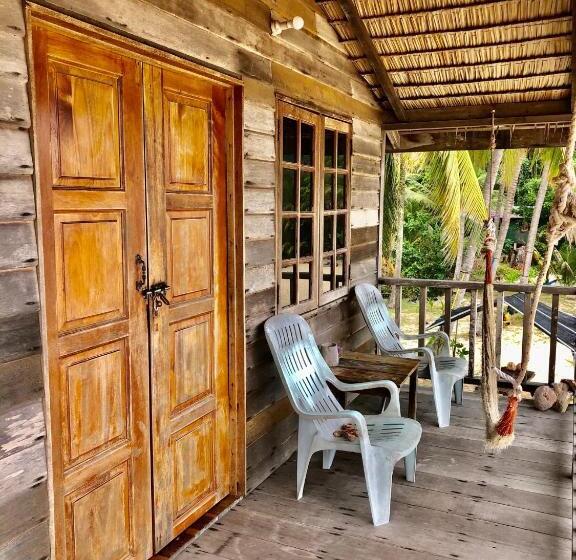 استراحتگاه Beachfront Hut Upstairs Astra   Beach Shack Chalet