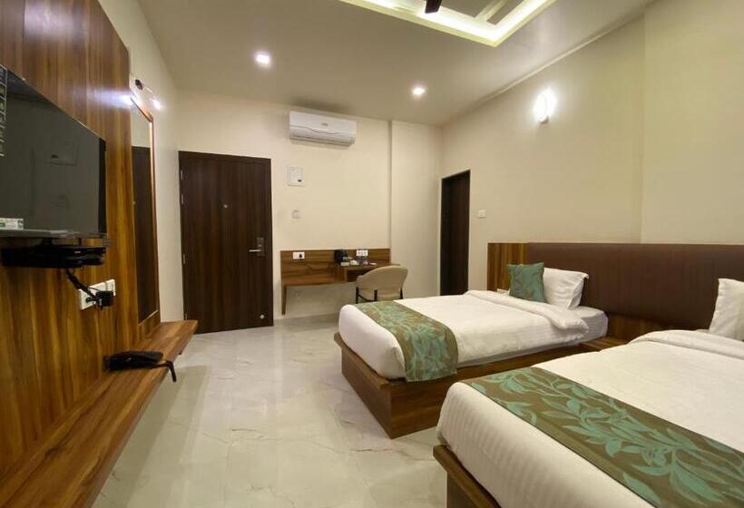 ホテル The Grand Sarovar Inn And Suites