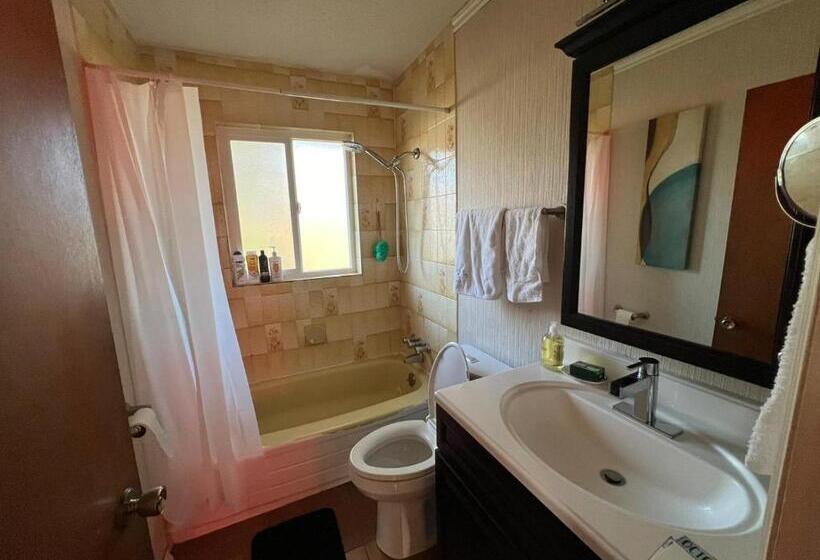 Пансион Private Queen Bed In Delta/surrey With Garden View
