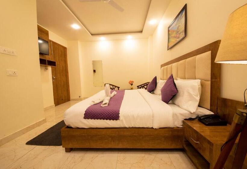 فندق B2l Hills At Tapoavn