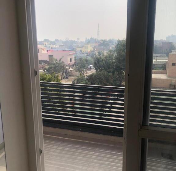 فندق C T Heights Inn