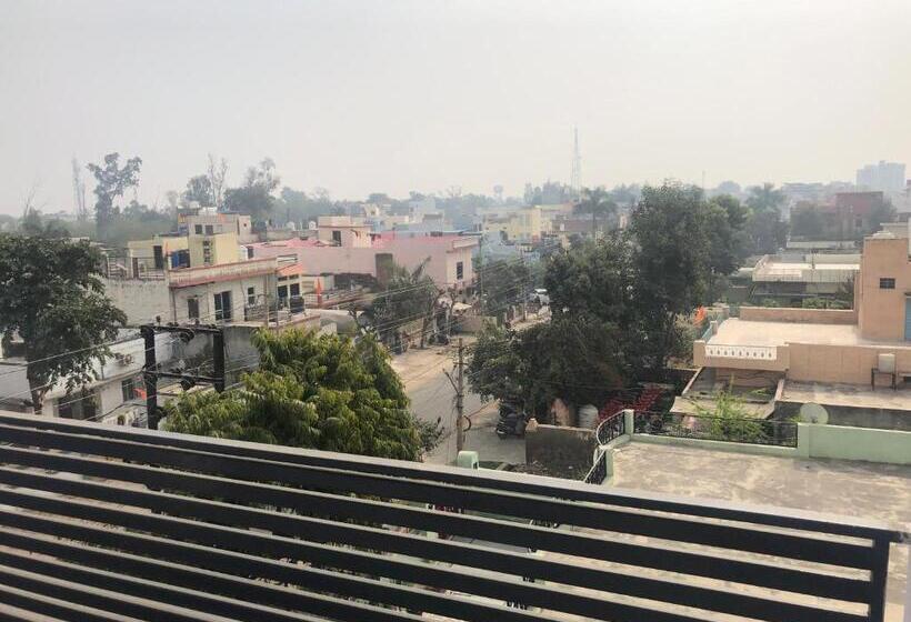 فندق C T Heights Inn