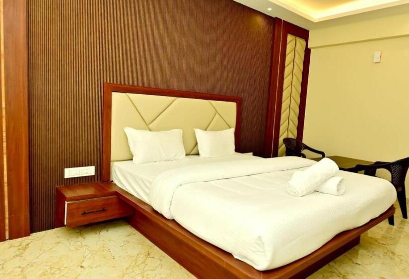 בית מלון כפרי Downtown Pr Groups Raashi Residency