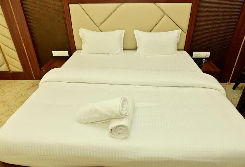 בית מלון כפרי Downtown Pr Groups Raashi Residency