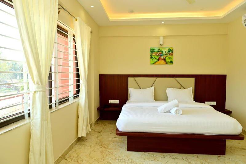 בית מלון כפרי Downtown Pr Groups Raashi Residency