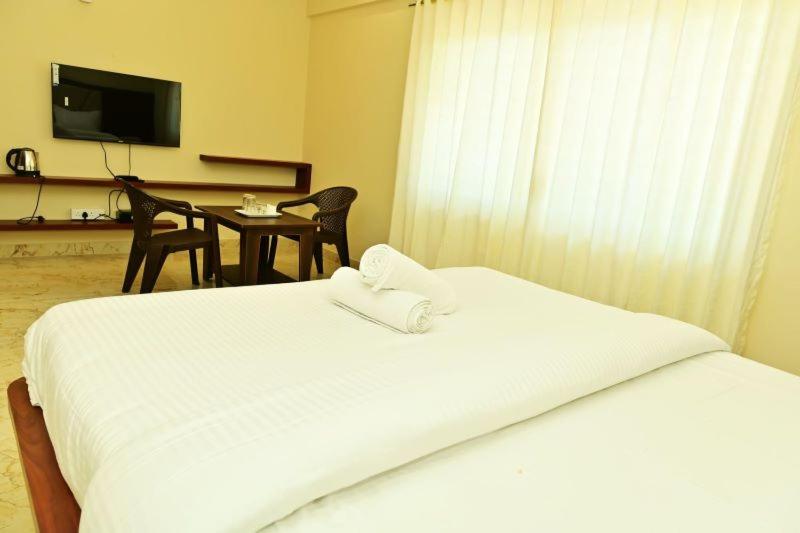 בית מלון כפרי Downtown Pr Groups Raashi Residency