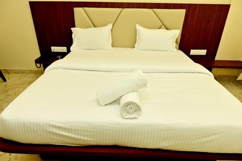 בית מלון כפרי Downtown Pr Groups Raashi Residency