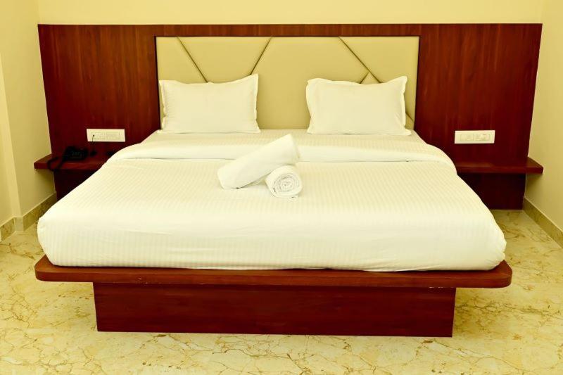 בית מלון כפרי Downtown Pr Groups Raashi Residency